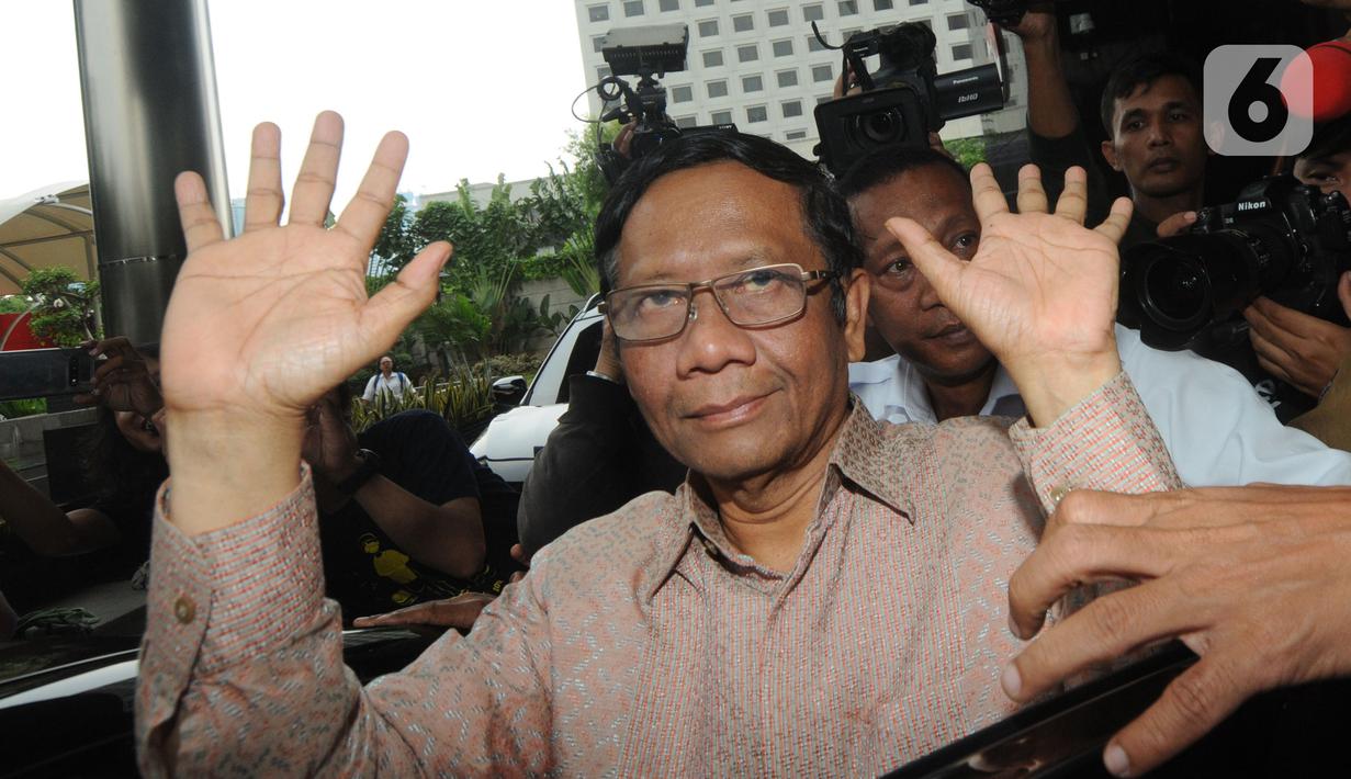 Menko Polhukam, Mahfud Md bersiap meninggalkan Gedung KPK memberikan keterangan seusai menyerahkan Laporan Harta Kekayaan Penyelenggara Negara (LHKPN) di Jakarta, Senin (2/12/2019). Diberitakan sebelumnya, KPK mengimbau para menteri untuk melaporkan kekayaan mereka ke KPK. (merdeka.com/Dwi Narwoko)