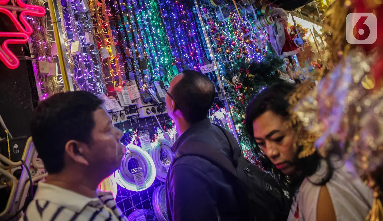 Calon pembeli melihat pernak-pernik Natal yang dijual di Pasar Asemka, Glodok, Jakarta, Kamis (12/12/2019). Umat Kristiani mulai mendatangi pusat perbelanjaan untuk berburu pernak-pernik penghias rumah dan pohon Natal. (Liputan6.com/Faizal Fanani)