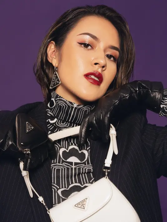 Penampilan luar biasa Raisa dengan lipstik merah. Outfit serba hitam yang dikenakannya disempurnakan dengan makeup dan lipstik merah. [Foto: Instagram/raisa6690]