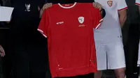 Ketua PSSI, Erick Thohir, memamerkan jersey Timnas Indonesia keluaran Erspo, Senin (18/3/2024) sore WIB. (Dok. YouTube/Taulany TV)