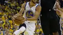 Pemain Warriors, Stephen Curry (30) berusaha melewati pemain Spurs, LaMarcus Aldridge (12 di gim pertama final Wilayah Barat playoffs NBA 2017 di Oakland, California (14/5). Warriors menang 113-111 atas Spurs. (AP Photo/Jeff Chiu)