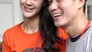 Pasangan Baim Wong dan Paula Verhoeven tersenyum saat hadir dalam sidang aktor Tio Pakusadewo di PN Jakarta Selatan, Jakarta, Kamis (28/6). Sebelumnya Tio dituntut 6 tahun penjara dan denda sebesar Rp 800 juta. (Liputan6.com/Faizal Fanani)