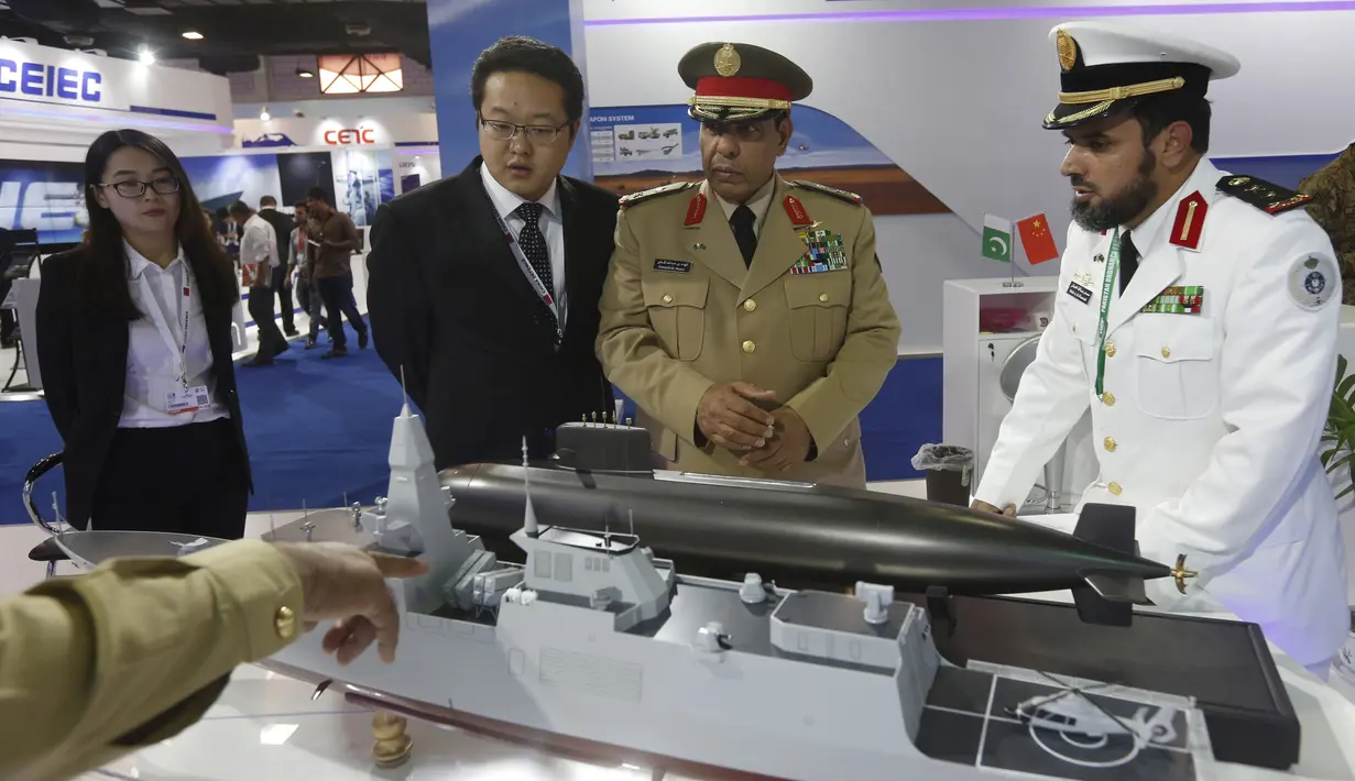 Delegasi dari negara-negara yang berpartisipasi mendengarkan penjelasan tentang kapal selam untuk perang saat Pameran Pertahanan Internasional dan Seminar "IDEAS 2016" di Karachi, Pakistan (23/11). (Reuters/Akhtar Soomro)