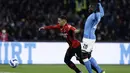 Pada menit ke-55 AC Milan nyaris mencetak gol kedua. Peluang diperoleh Ismael Bennacer (kiri) melelaui sepakannya dari tepi kotak penalti yang masih mampu ditepis David Ospina. (LaPresse via AP/Alessandro Garofalo)