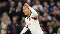 Pemain Liverpool, Virgil van Dijk berhasil mecetak dua gol pada pertandingan melawan Aston Villa pada laga pekan 37 Premier League 2025/2026, Sabtu (16/5/2026) diini hari WIB. (AP Photo/David Davies)