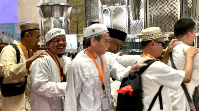 Penyandang disabilitas netra jalankan ibadah di Masjid Istiqlal Jakarta. Foto: Liputan6.com/Ade Nasihudin.