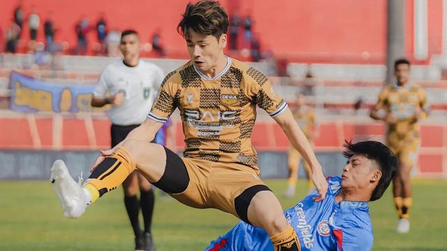 Arema FC melawan Dewa United di BRI Liga 1 2024/2025.