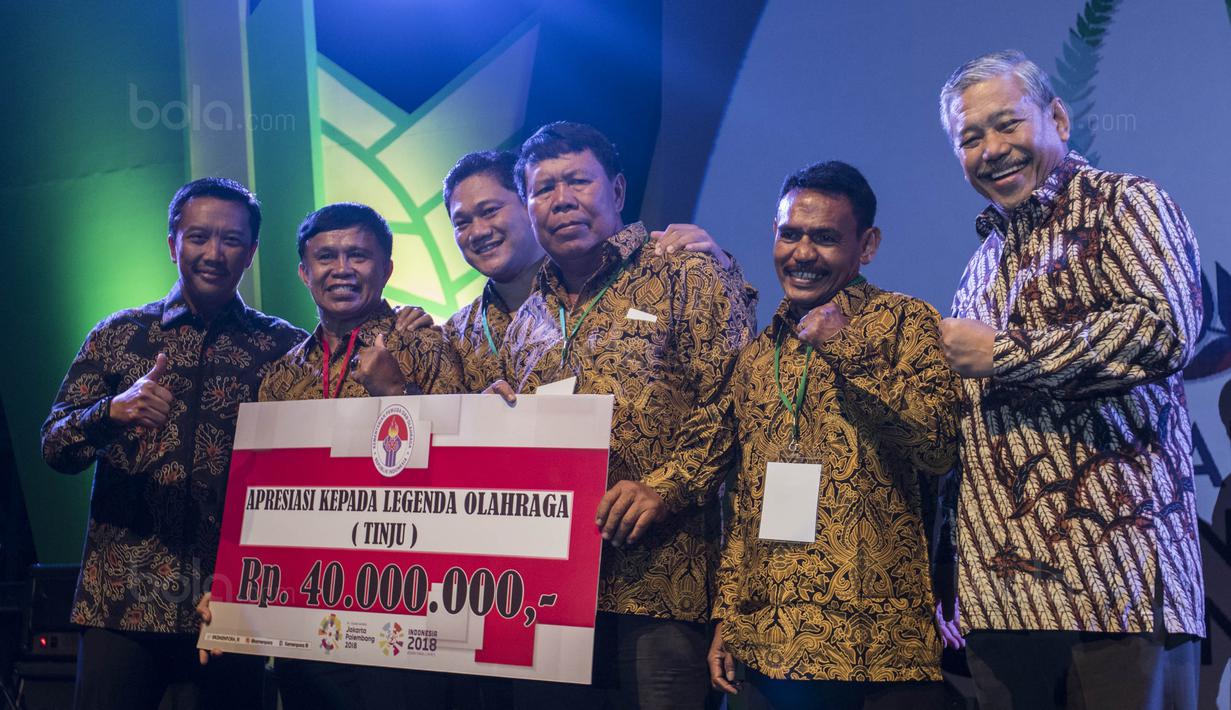 Para legenda tinju Indonesia foto bersama saat Anugerah Leganda Olahraga di Hotel Bidakara, Jakarta, Rabu (13/12/2017). Sebanyak 286 atlet masing-masing mendapatkan 40 juta rupiah. (Bola.com/Vitalis Yogi Trisna)