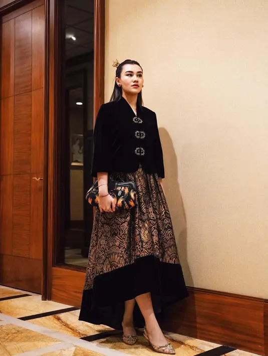 Aaliyah Massaid jadi artis yang terbilang jarang kenakan kebaya. Namun saat hadiri sebuah acara, ia terlihat elegan dengan kebaya pendek velvet hitam dengan rok batik prada yang menawan [@aaliyah.massaid]