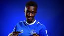 Everton berhasil mendatangkan Idrissa Gueye dari Paris Saint-Germain. Sebelumnya, Gueye memang kesulitan untuk menjadi pilihan utama di lini tengah Les Parisiens. Ia pun dibeli oleh The Toffess dengan harga murah, yaitu 6 juta euro. Gueye sendiri sebelumnya pernah berseragam Everton saat 2016 hingga 2019. (Twitter/@Everton)