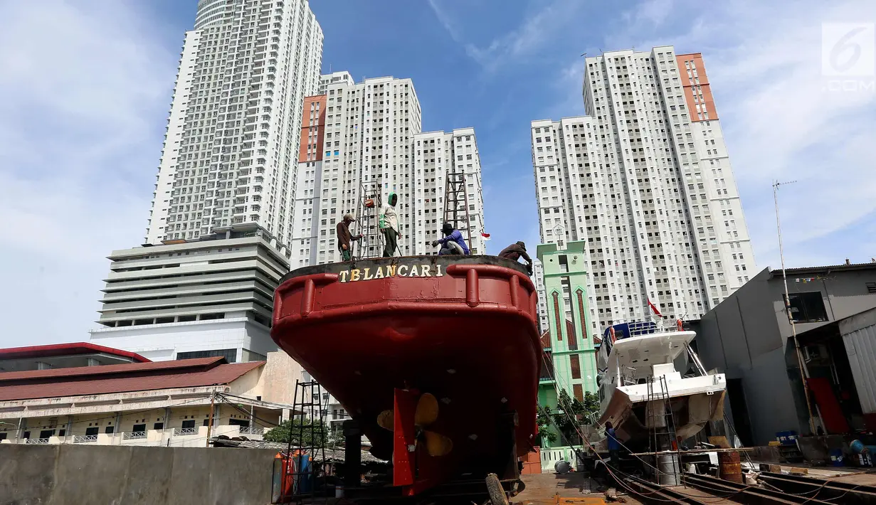 Pekerja memperbaiki kapal nelayan yang rusak di kawasan Muara Angke, Jakarta Utara, Selasa (7/11). Perbaikan ini rutin dilakukan untuk memperkokoh bagian-bagian kapal agar bisa maksimal saat berlayar untuk mencari ikan di laut. (Liputan6.com/Johan Tallo)