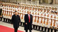 Presiden AS Donald Trump didampingi Presiden China Xi Jinping saat upacara penyambutannya di Beijing  (AP Photo/Andrew Harnik)