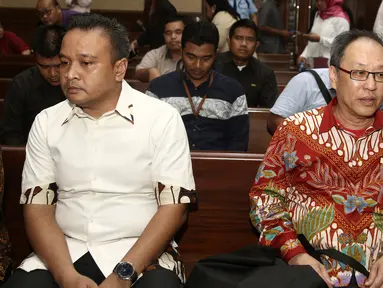 Terdakwa kasus korupsi E-KTP Made Oka Masagung (kanan) dan Irvanto Hendra Pambudi menjalani sidang pembacaan putusan di Pengadilan Tipikor, Jakarta, Rabu (5/12). Irvanto dan Made Oka divonis dengan hukuman 10 tahun penjara. (Liputan6.com/Herman Zakharia)