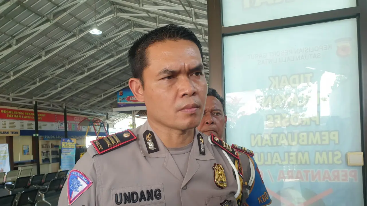 Kasatlantas Polres Garut, AKP Undang Syarif Hidayat memberikan penjelasannya di depan wartawan untuk menghindari terjadinya konvoi kendaraan dan pesta kelulusan siswa SMA/SMK sederajat esok hari. (Liputan6.com/Jayadi Supriadin)