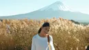 Abadikan momen indah dengan latar belakangan Gunung Fuji yang diselimuti salju, foto tersebut terlihat sangat keren. Di Jepang, Gunung Fuji sendiri menjadi salah satu gunung ikonik yang wajib menjadi salah satu destinasi wisata pilihan. (Liputan6.com/IG/@yorikooangln_)