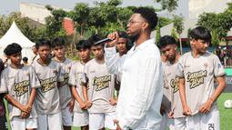 Daniel Sturridge, memberikan pesan kepada para talenta muda Bekasi pada acara Second Chance yang berkolabolasi dengan EA FC Mobile di Plaza dan Stadion Patriot Candrabhaga, Kota Bekasi, Minggu (29/3/2026) pagi. (Bola.com/Abdul Aziz)