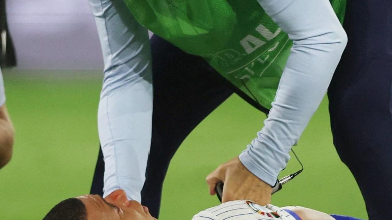 Namun, kemenangan tersebut menjadi mahal karena cedera yang dialami oleh Mbappe. Foto: REUTERS / Thilo Schmuelgen