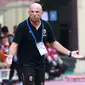 Ekspresi kecewa pelatih PSM Makassar, Bernardo Tavares saat melawan Arema FC pada laga BRI Liga 1 2022/2023 di Stadion PTIK, Jakarta, Sabtu (4/2/2023). PSM Makassar menang dengan skor 1-0. (Bola.com/M Iqbal Ichsan)