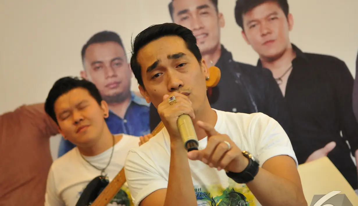 Dide Hijau Daun beraksi saat peluncuran album ketiganya "Cahaya Cinta", Jakarta, Senin (22/12/2014). (Liputan6.com/Panji Diksana)