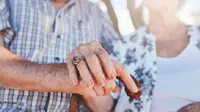 Ilustrasi pasangan tua yang memakai cincin bergaya klasik. (iStockphoto)
