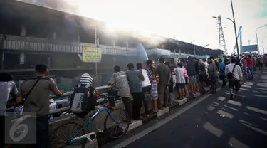 Warga tampak ramai melihat proses pemadaman kebakaran yang melanda pusat perbelanjaan Pasar Senen, Jakarta Pusat, Kamis (19/1). Kebakaran hebat di Pasar Senen sementara diduga karena terjadinya korsleting listrik. (Liputan6.com/Faizal Fanani)