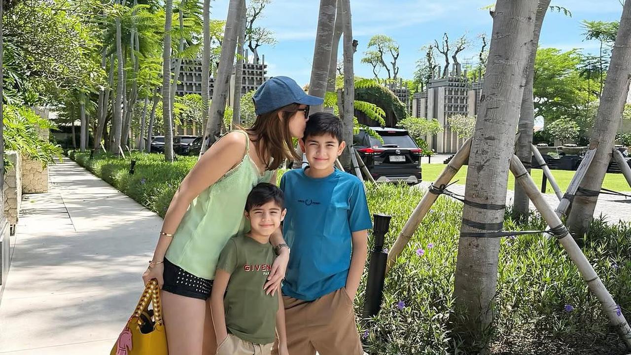 5 Potret Kompak Carissa Putri dengan Dua Anaknya yang Punya Wajah Ganteng Semua