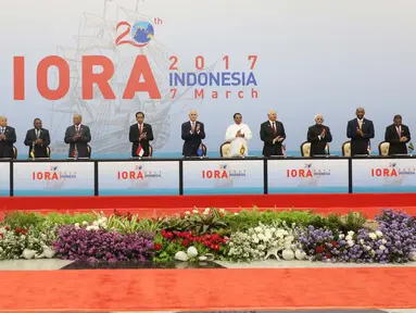 Presiden Joko Widodo (tengah) bersama delegasi dari sejumlah negara saat penandatanganan Jakarta Concord dalam KTT Indian Ocean Rim Association (IORA) 2017 di Jakarta Convention Center, Jakarta, Selasa (7/3). (Liputan6.com/Angga Yuniar)