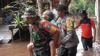 TNI-Polri dan BPBD Kota Palangka Raya mengevakuasi Rukiyah. Foto: Agung/ Dinas Penerangan Kodim 1016 Palangka Raya.