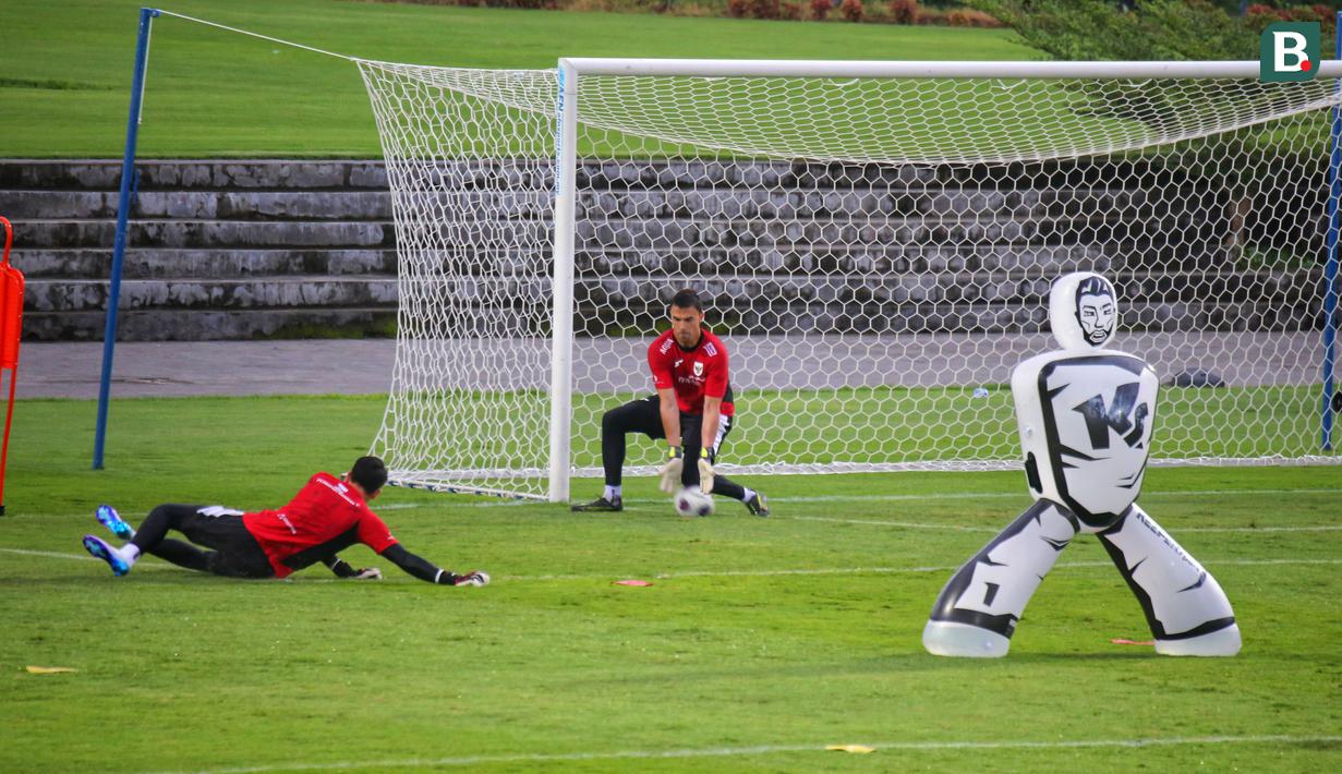 Kiper Timnas Indonesia, Emil Audero, mengikuti latihan perdana untuk persiapan laga Kualifikasi Piala Dunia 2026 zona Asia di Bali United Training Center (BUTC) Kabupaten Gianyar, Senin (26/5/2025). (Bola.com/Alit Binawan)
