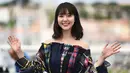 Erika Karata tersenyum saat tiba menghadiri pemutaran film "Asako I & II (Netemo Sametemo)" selama Festival Film Cannes ke-71 di Prancis selatan (15/5). Erika merupakan aktris 20 tahun asal Jepang. (AFP Photo/Anne-Christine Poujoulat)