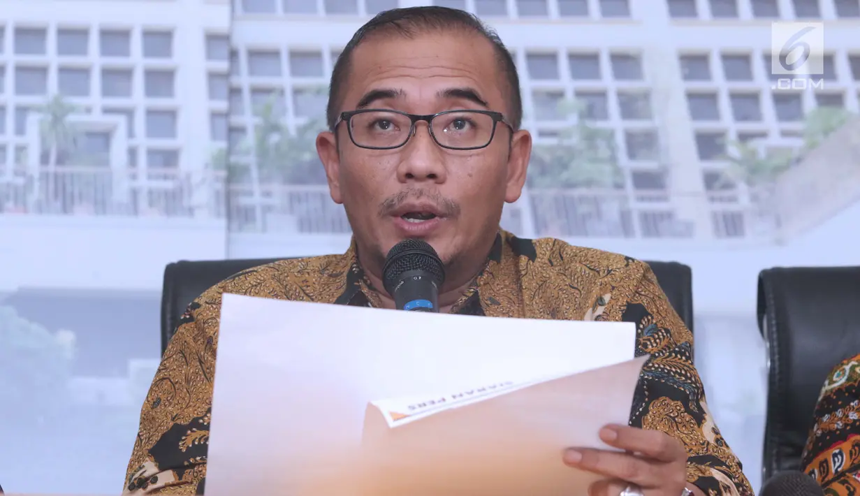 Komisioner KPU, Hasyim Asy’ari membacakan rilis pembatalan 11 parpol peserta Pemilu 2019 untuk DPRD Provinsi, DPRD Kabupaten/Kota, Jakarta, Kamis (21/3). Pembatalan karena tidak menyerahkan laporan awal dana kampanye. (Liputan6.com/Helmi Fithriansyah)
