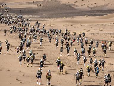 Para peserta mencoba tantangan dengan mengikuti kejuaraan Marathon des Sables ke-33 tahap kedua di Gurun Sahara, selatan Maroko, Senin (9/4). Marathon des Sables merupakan salah satu lomba lari paling ekstrim dan berat di dunia (JEAN-PHILIPPE KSIAZEK/AFP)