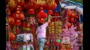Sejumlah pernak-pernik Tahun Baru Cina yang disuguhkan salah satu penjual aksesoris Imlek di kawasan Petak Sembilan, Jakarta, Selasa (27/1/2015). (Liputan6.com/Faizal Fanani)