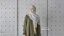 Sebagai warna netral, hijab segi empat warna light grey  juga tak kalah cocok dipadukan dengan baju warna army. [Foto: IG/natasharizkinew].