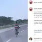 Dalam video tersebut terlihat seorang pria nekat memasuki jalan tol dengan menggunakan sepeda (@agoez_bandz4).