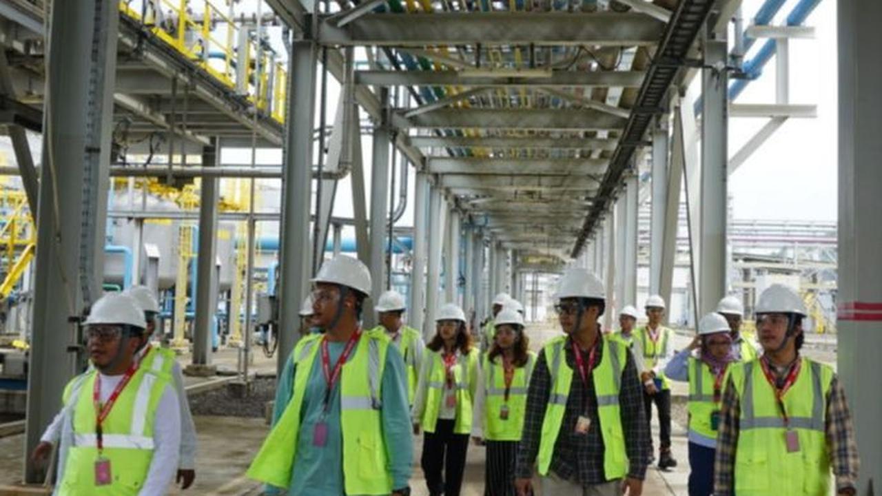 Setelah ruang kontrol, kami&nbsp; ke area luar tempat pengolahan. Tampak banyak pipa dengan beragam ukuran dan warna. Masing-masing pipa berisi komponen pendukung yang<br>dibutuhkan.
