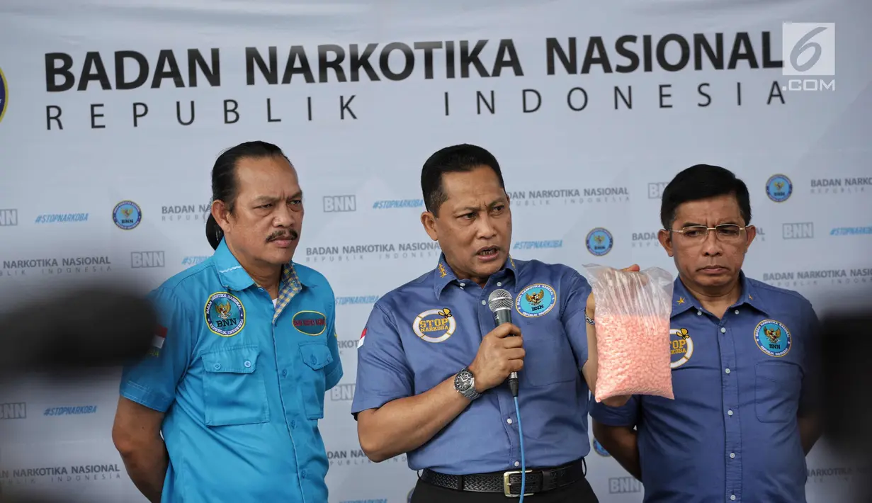 Kepala BNN Komjen Budi Waseso menunjukkan barang bukti kasus peredaran narkotika di Kantor BNN, Jakarta, Kamis (9/11). BNN kembali membongkar sindikat narkoba yang terafiliasi dengan jaringan di Malaysia. (Liputan6.com/Faizal Fanani)