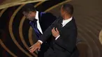 Will Smith (kanan) memukul presenter Chris Rock di atas panggung Piala Oscar 2022 saat mempersembahkan penghargaan untuk film dokumenter terbaik di Dolby Theatre, Minggu (27/3/2022). Will Smith merasa lawakan sang komedian terkait istrinya, Jada Pinkett Smith keterlaluan. (AP Photo/Chris Pizzello)