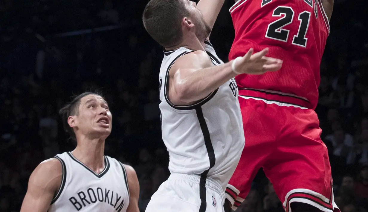 Chicago Bulls guard, Jimmy Butler #21 mencoba menembak bola saat dihadang pemain Brooklyn Nets, Joe Harris dan Jeremy Lin #7 pada laga NBA basketball game, (31/10/2016) Bulls menang 118-88. (AP/Mary Altaffer)