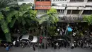 Warga mengantre untuk mendapatkan uang kertas 100 baht edisi ulang tahun Raja Thailand Bhumibol Adulyadej ke-84 di Kantor Pusat Bank Tabungan Pemerintah di Bangkok, Thailand (18/10). (Reuters/Edgar Su)