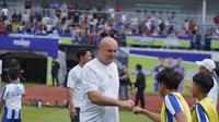 Pelatih Persib Bandung, Bojan Hodak, memimpin coaching clinic dalam rangkaian acara Persib Day Festival yang digelar di Stadion Gelora Bandung Lautan Api, Bandung, Minggu (26/4/2026). (Bola.com/Muhammad Faqih)
