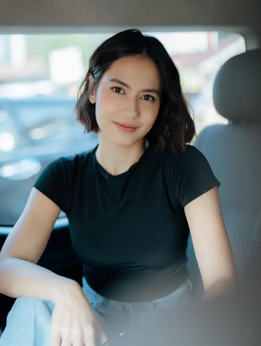 Pevita Pearce yang berzodiak Libra kerap gunakan outfit bernuansa minimalis [@pevpearce]