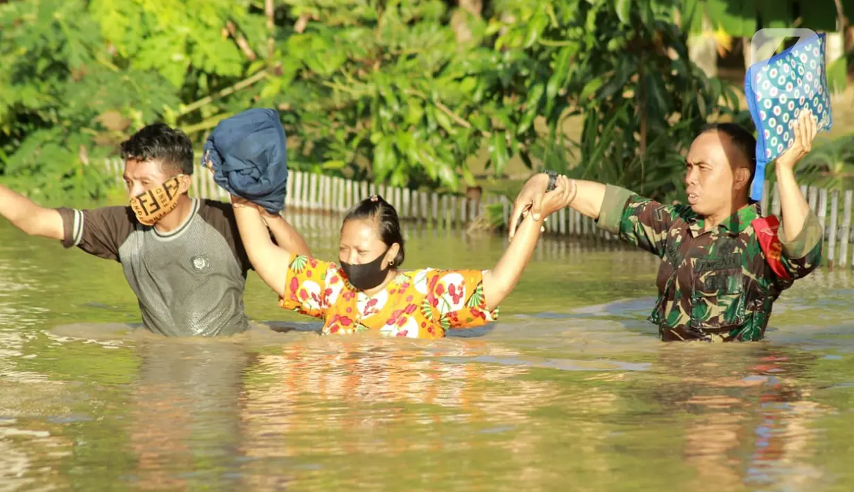 Personil TNI mengevakuasi warga saat banjir bandang  di Kabupaten Bone Bolango, Gorontalo (11/6/2020). Data sementara yang diterima dari BPBD Kabupaten Bone Bolango sekitar 1.078 kepala keluarga serta 5.407 jiwa terdampak banjir bandang. (Liputan.com/Arfandi Ibrahim)