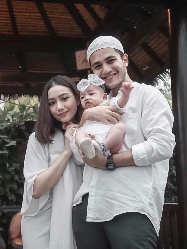 Hamil Lagi Ini 7 Momen Rizky Alatas dan Istri Asuh Anak Pertama yang Baru 8 Bulan