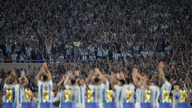 Foto: Mimpi Terwujud, Lionel Messi dkk Angkat Trofi Piala Dunia 2022 di Hadapan Puluhan Ribu Pendukung