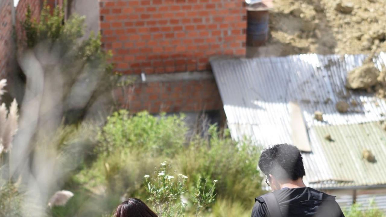 Pemerintah setempat juga telah mengeluarkan imbauan kepada warga yang rumahnya beresiko ambruk untuk segera mengungsi. Foto: REUTERS / Claudia Morales<br>