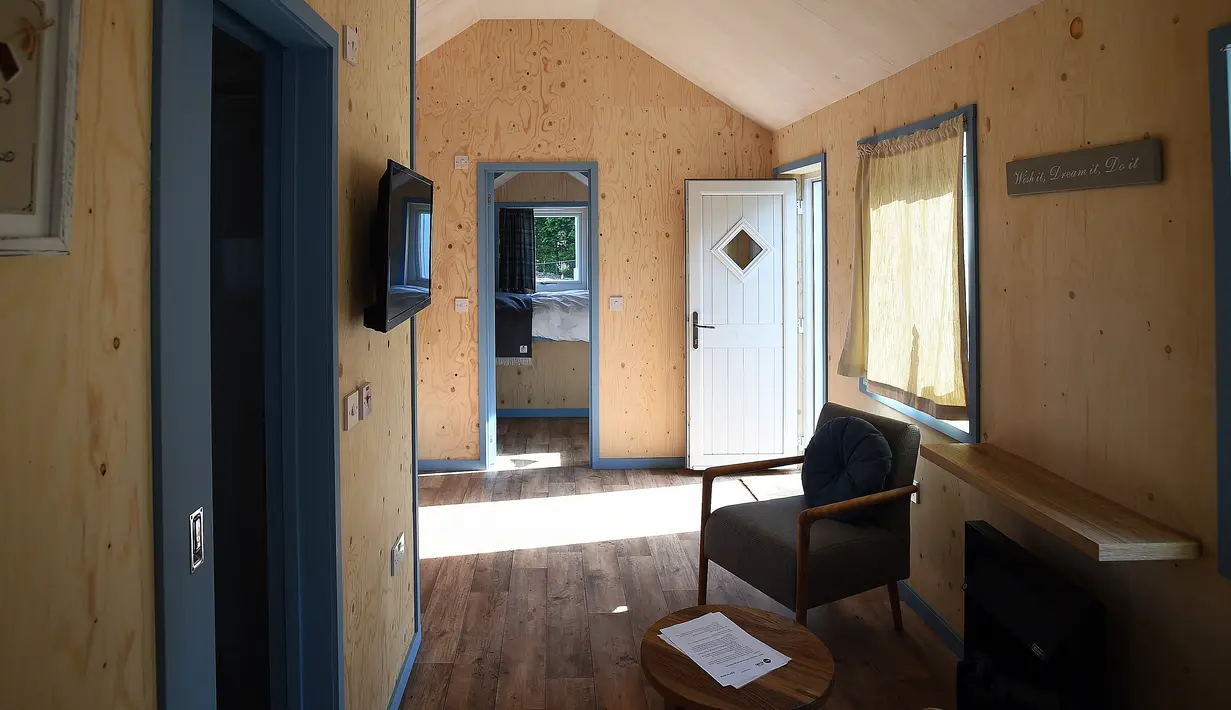 Interior rumah NestHouse pada peluncuran proyek Social Bite Village di Edinburgh, Skotlandia, 17 Mei 2018. Setelah setahun, tunawima akan pindah ke akomodasi permanen dan ditawari pekerjaan oleh Social Bite atau mitra perusahaan lain. (AFP/Andy Buchanan)