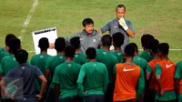 Pelatih Indra Sjafri (tengah) memberi arahan jelang latihan seleksi pemain Timnas Indonesia U-19 di lapangan Atang Sutresna, Jakarta, Kamis (23/3). 35 pesepakbola muda mengikuti latihan seleksi Timnas Indonesia U-19. (Liputan6.com/Helmi Fithriansyah)