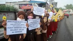 Para siswa memberikan penghormatan pada upacara pemakaman Emmeril Kahn Mumtadz, putra Gubernur Jawa Barat Ridwan Kamil, di Kabupaten Bandung, Jawa Barat, Senin (13/6/2022). Emmeril Kahn atau Eril dimakamkan di lokasi yang akan dijadikan Islamic Center Al Mumtadz yang di desain sendiri oleh Ridwan Kamil. (TIMUR MATAHARI / AFP)