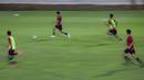 Sejumlah pemain Timnas Indonesia U-22 saat berlatih menjelang SEA Games 2023 di Lapangan A, Kompleks Stadion Utama Gelora Bung Karno (SUGBK), Senayan, Jakarta, Rabu (05/04/2023). Garuda Muda nantinya akan tergabung di Grup A bersama tuan rumah Kamboja, Timor Leste, Filipina, dan Myanmar. (Bola.com/Bagaskara Lazuardi)